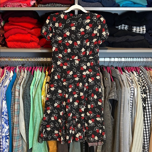 Loft black/red/taupe floral short sleeve v neck lined dress size 2 - Picture 3 of 3